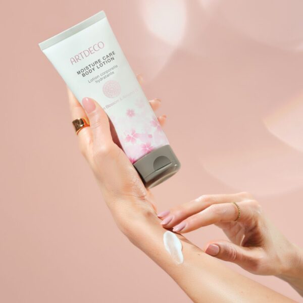 Artdeco Sakura niisutav ihupiim mandliõliga 200ml - Image 2